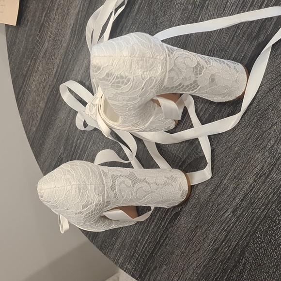 White shoes - Picture 4 of 4